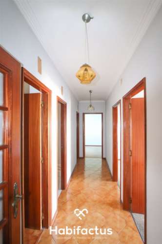 Apartamento T3 com garagem à venda no centro da cidade.