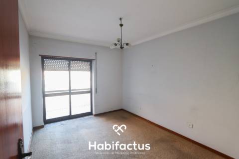 Apartamento T3 com garagem à venda no centro da cidade.