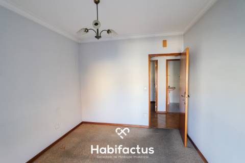 Apartamento T3 com garagem à venda no centro da cidade.