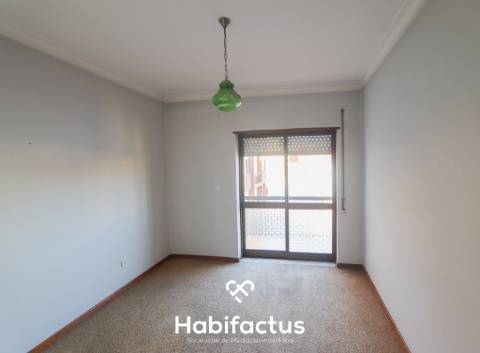 Apartamento T3 com garagem à venda no centro da cidade.