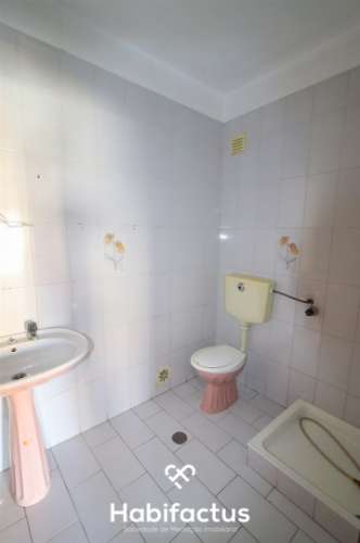 Apartamento T3 com garagem à venda no centro da cidade.