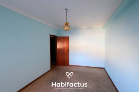 Apartamento T3 com garagem à venda no centro da cidade.