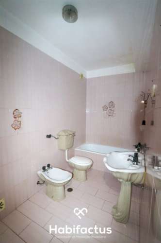 Apartamento T3 com garagem à venda no centro da cidade.