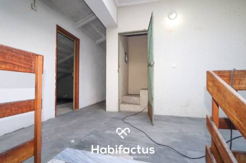 Apartamento T3 com garagem à venda no centro da cidade.