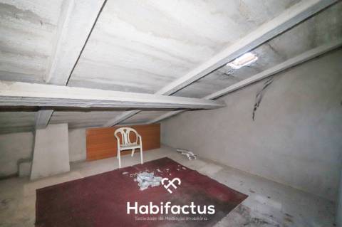 Apartamento T3 com garagem à venda no centro da cidade.