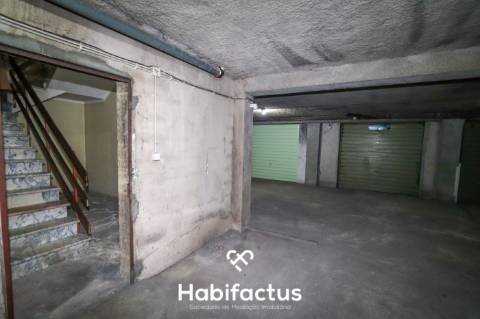 Apartamento T3 com garagem à venda no centro da cidade.