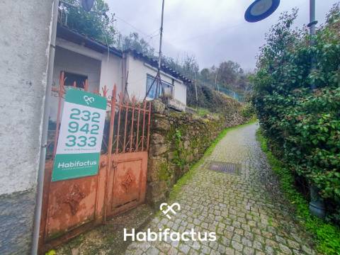 Moradia para reconstrução na Zona Histórica de Seia - Guarda.