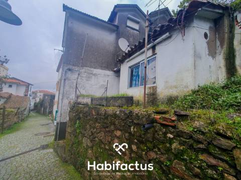 Moradia para reconstrução na Zona Histórica de Seia - Guarda.
