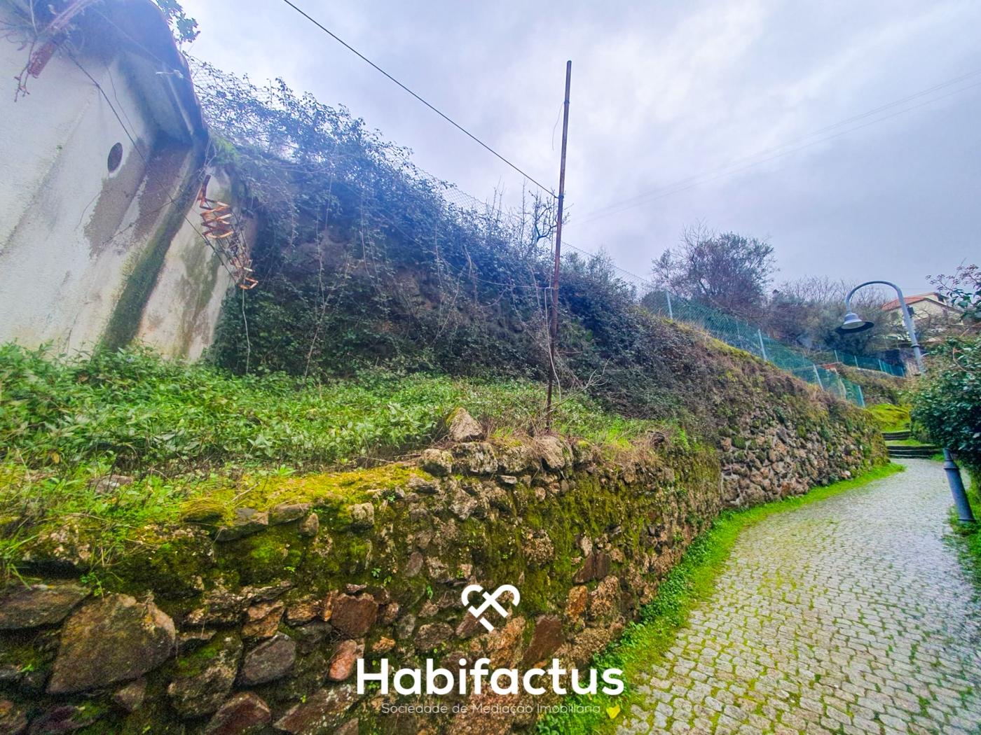 Moradia para reconstrução na Zona Histórica de Seia - Guarda.