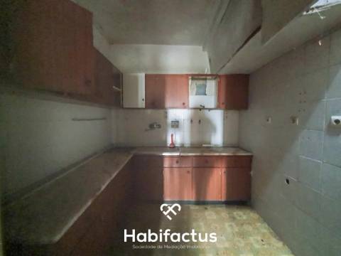 Moradia para reconstrução na Zona Histórica de Seia - Guarda.