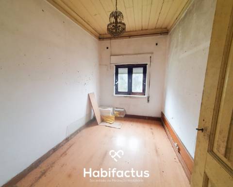 Moradia para reconstrução na Zona Histórica de Seia - Guarda.