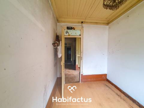 Moradia para reconstrução na Zona Histórica de Seia - Guarda.