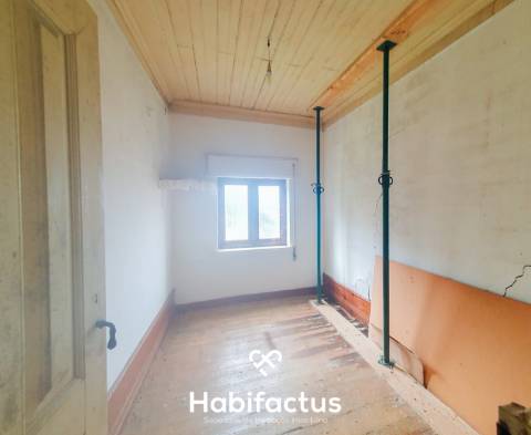 Moradia para reconstrução na Zona Histórica de Seia - Guarda.