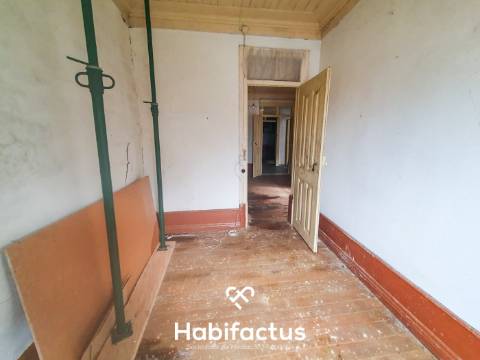 Moradia para reconstrução na Zona Histórica de Seia - Guarda.