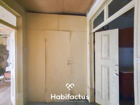 Moradia para reconstrução na Zona Histórica de Seia - Guarda.