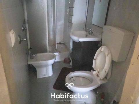 Moradia para reconstrução na Zona Histórica de Seia - Guarda.