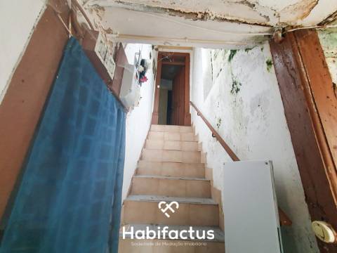 Moradia para reconstrução na Zona Histórica de Seia - Guarda.