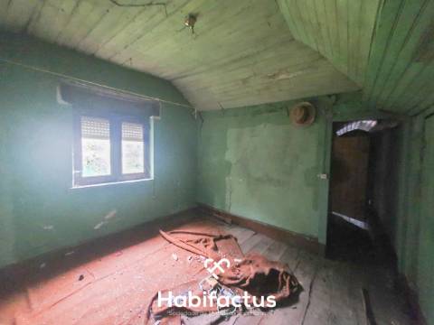 Moradia para reconstrução na Zona Histórica de Seia - Guarda.