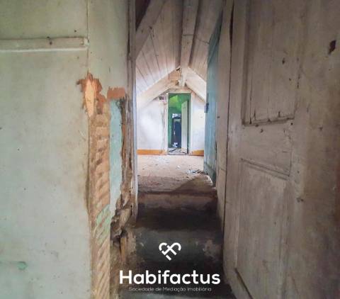 Moradia para reconstrução na Zona Histórica de Seia - Guarda.