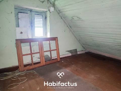 Moradia para reconstrução na Zona Histórica de Seia - Guarda.