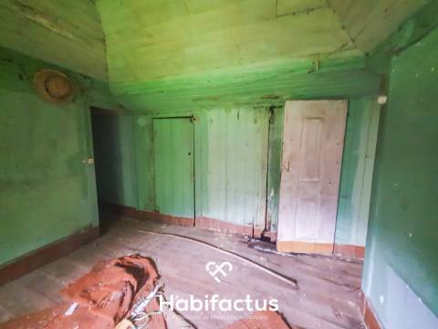 Moradia para reconstrução na Zona Histórica de Seia - Guarda.