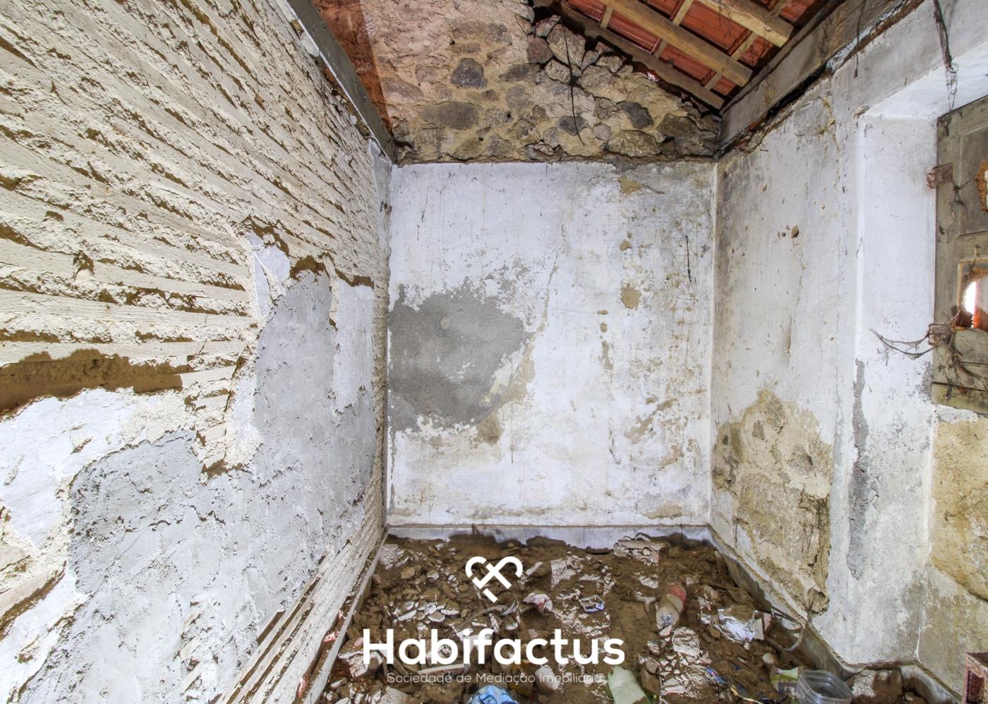 Moradia T2 para reconstuir em Tondela