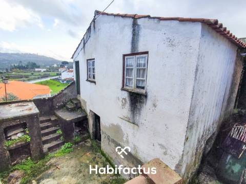 Moradia T3 para reconstrução com logradouro e vista para o Santuário, á venda em Oliveira-Mangualde