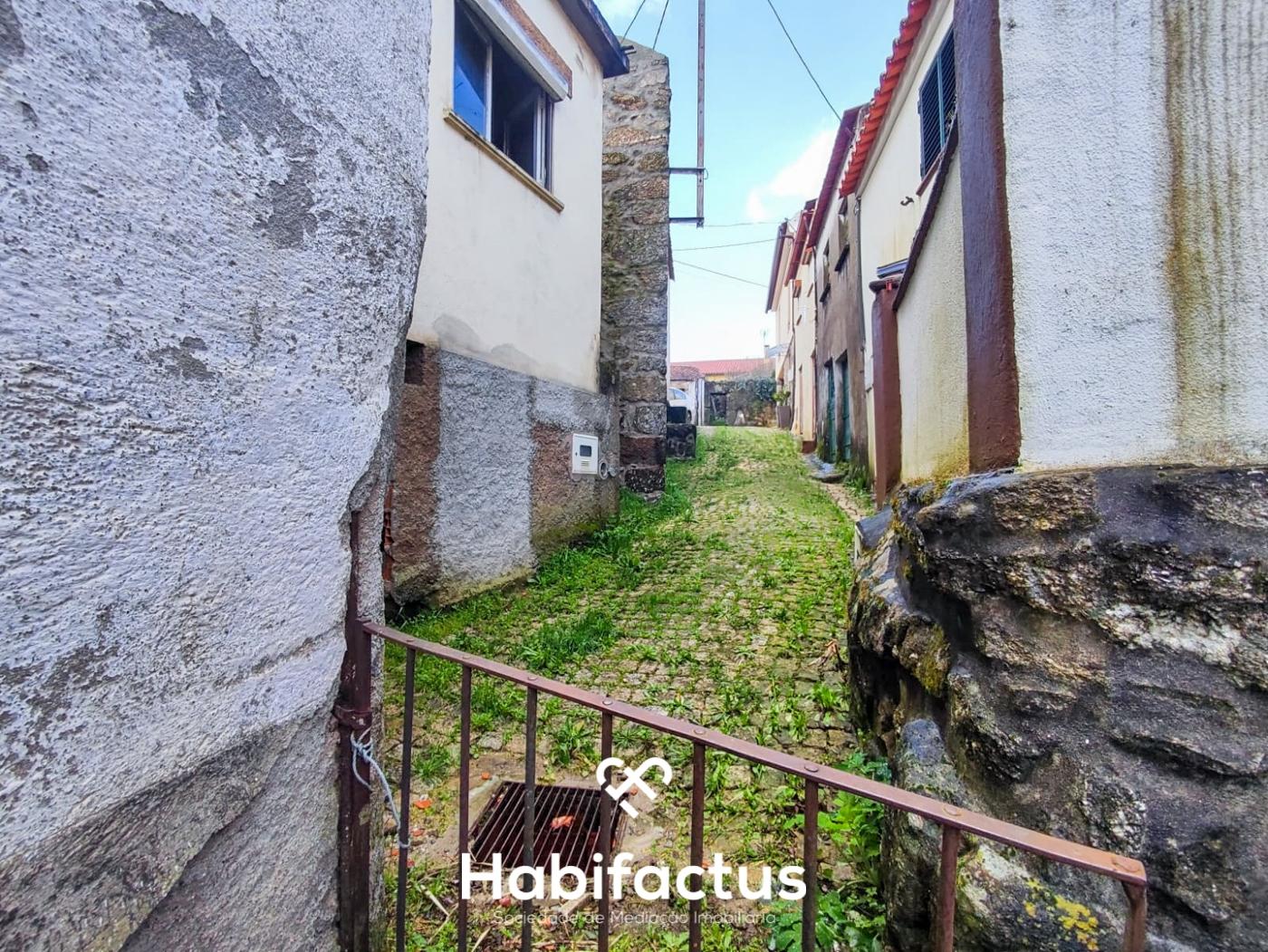 Moradia T3 para reconstrução com logradouro e vista para o Santuário, á venda em Oliveira-Mangualde