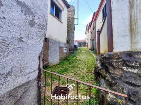 Moradia T3 para reconstrução com logradouro e vista para o Santuário, á venda em Oliveira-Mangualde