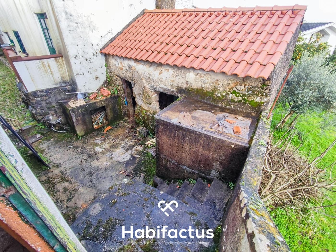 Moradia T3 para reconstrução com logradouro e vista para o Santuário, á venda em Oliveira-Mangualde