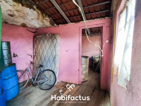Moradia T3 para reconstrução com logradouro e vista para o Santuário, á venda em Oliveira-Mangualde