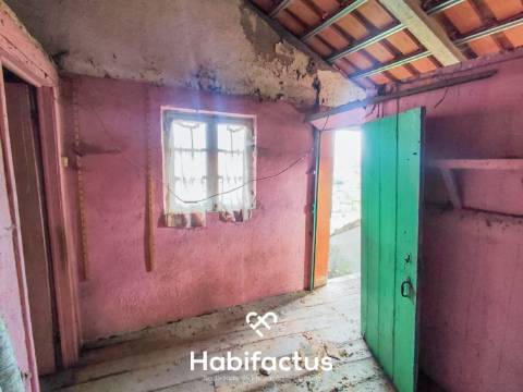 Moradia T3 para reconstrução com logradouro e vista para o Santuário, á venda em Oliveira-Mangualde