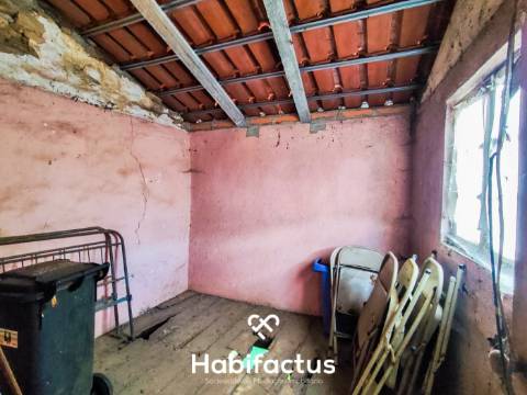 Moradia T3 para reconstrução com logradouro e vista para o Santuário, á venda em Oliveira-Mangualde