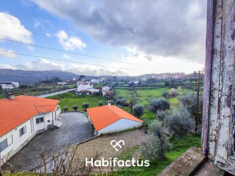 Moradia T3 para reconstrução com logradouro e vista para o Santuário, á venda em Oliveira-Mangualde