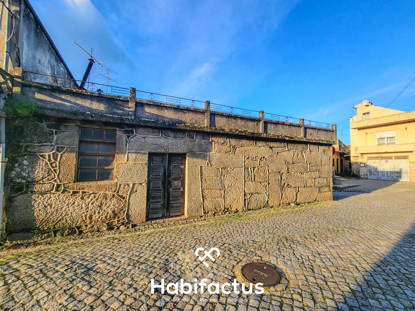 Moradia Isolada T6 para Reconstrução, com Jardim interior privado e Terraço, á Venda em Vilar Seco,