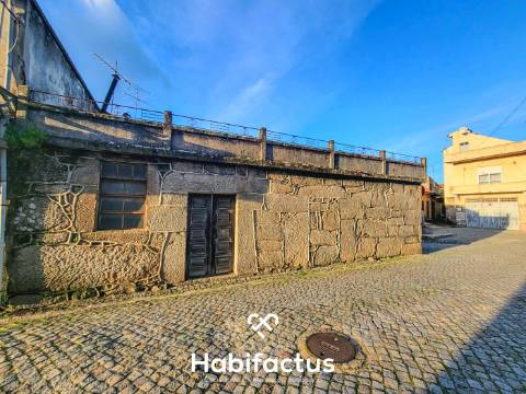 Moradia Isolada T6 para Reconstrução, com Jardim interior privado e Terraço, á Venda em Vilar Seco,