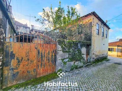 Moradia Isolada T6 para Reconstrução, com Jardim interior privado e Terraço, á Venda em Vilar Seco,