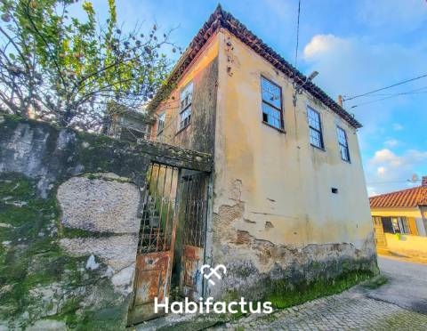 Moradia Isolada T6 para Reconstrução, com Jardim interior privado e Terraço, á Venda em Vilar Seco,