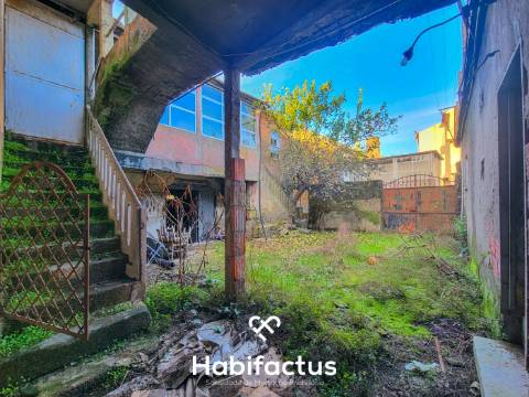 Moradia Isolada T6 para Reconstrução, com Jardim interior privado e Terraço, á Venda em Vilar Seco,