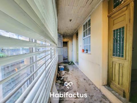 Moradia Isolada T6 para Reconstrução, com Jardim interior privado e Terraço, á Venda em Vilar Seco,