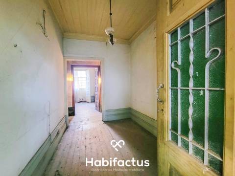 Moradia Isolada T6 para Reconstrução, com Jardim interior privado e Terraço, á Venda em Vilar Seco,