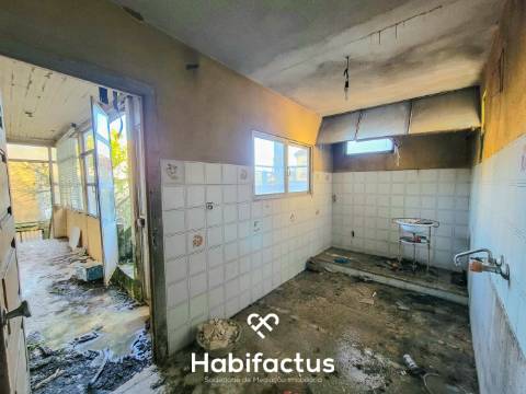 Moradia Isolada T6 para Reconstrução, com Jardim interior privado e Terraço, á Venda em Vilar Seco,