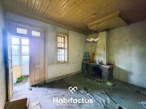 Moradia Isolada T6 para Reconstrução, com Jardim interior privado e Terraço, á Venda em Vilar Seco,