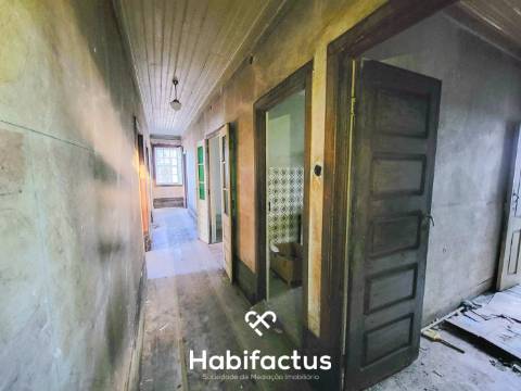 Moradia Isolada T6 para Reconstrução, com Jardim interior privado e Terraço, á Venda em Vilar Seco,