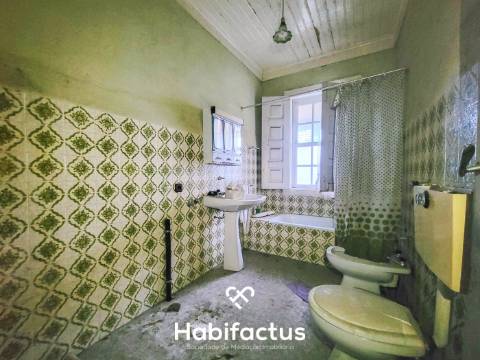 Moradia Isolada T6 para Reconstrução, com Jardim interior privado e Terraço, á Venda em Vilar Seco,