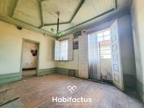 Moradia Isolada T6 para Reconstrução, com Jardim interior privado e Terraço, á Venda em Vilar Seco,