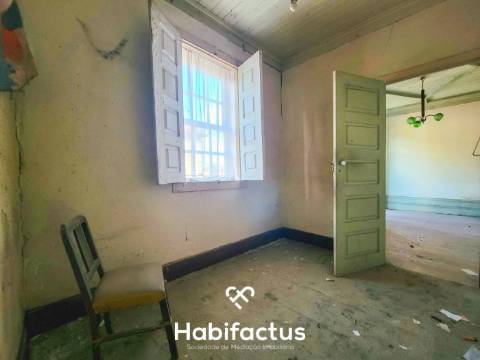 Moradia Isolada T6 para Reconstrução, com Jardim interior privado e Terraço, á Venda em Vilar Seco,