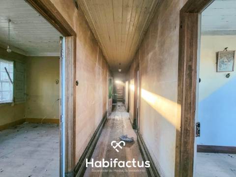 Moradia Isolada T6 para Reconstrução, com Jardim interior privado e Terraço, á Venda em Vilar Seco,