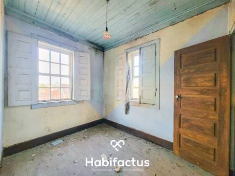 Moradia Isolada T6 para Reconstrução, com Jardim interior privado e Terraço, á Venda em Vilar Seco,