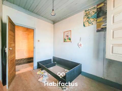 Moradia Isolada T6 para Reconstrução, com Jardim interior privado e Terraço, á Venda em Vilar Seco,